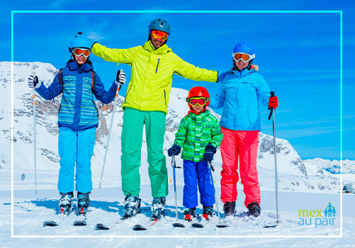Familia esquiando en los Alpes austriacos