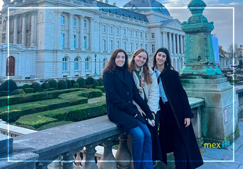 Au pairs mexicanas frente a un palacio en Bruselas