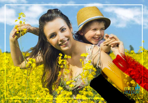 Au pair con un niño y la bandera de Bélgica en un campo de flores