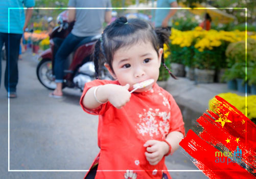 Niña china con vestido tradicional rojo