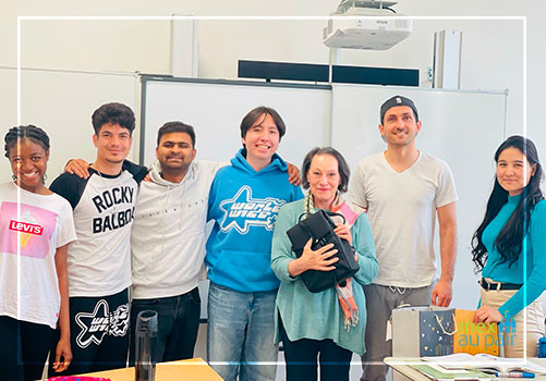 Estudiantes internacionales en un salón de clases de inglés en Irlanda