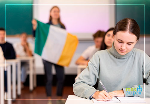 Estudiante sosteniendo la bandera de Irlanda en su escuela de inglés