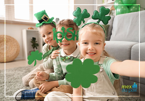 Niños celebrando el Día de San Patricio con tréboles verdes