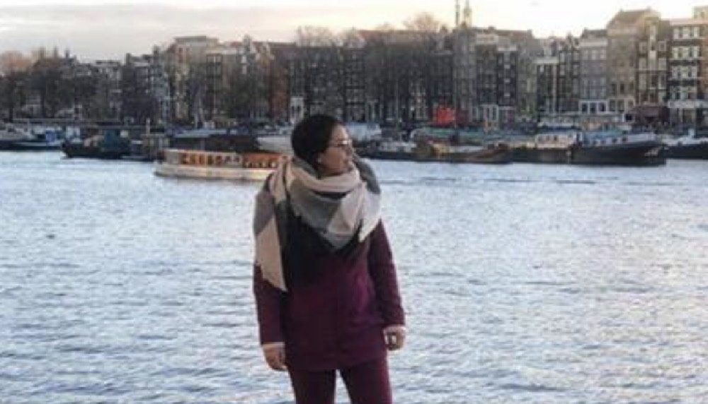 Au pair mexicana frente a los canales de Ámsterdam