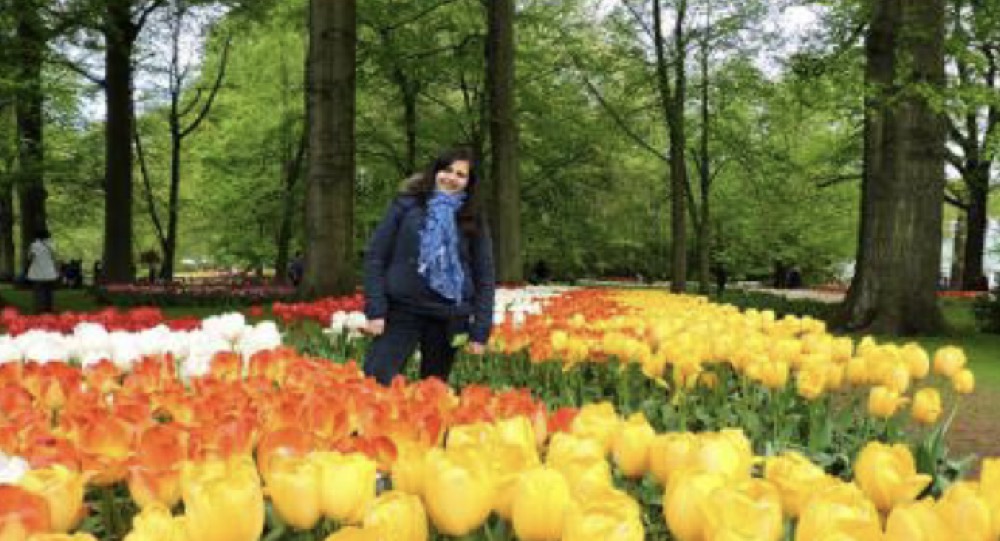 Au pair mexicana entre campos de tulipanes en Países Bajos