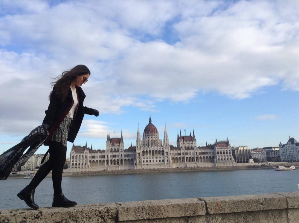 Au pair mexicana caminando frente al Parlamento de Budapest durante un viaje