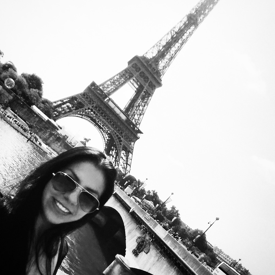Selfie en blanco y negro de una au pair mexicana frente a la Torre Eiffel
