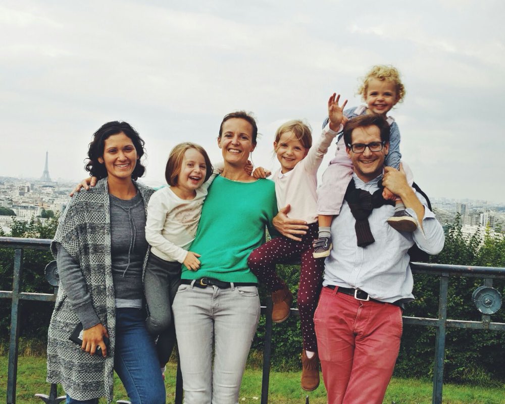 Au pair mexicana con su familia anfitriona en un mirador de París