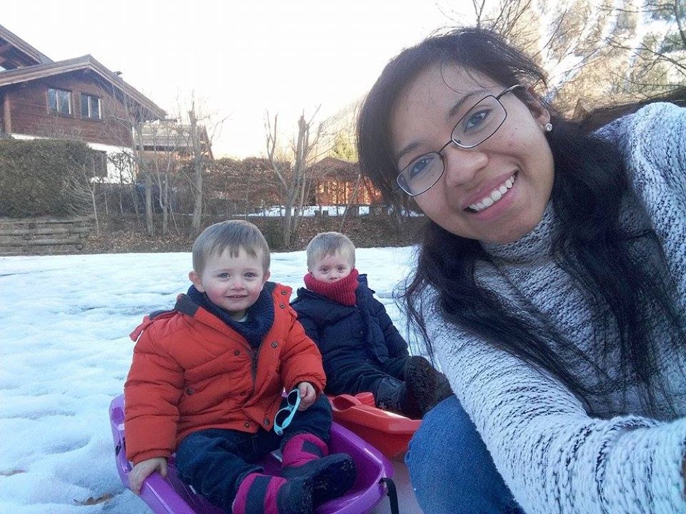 Selfie de una au pair mexicana con dos niños en trineos sobre la nieve