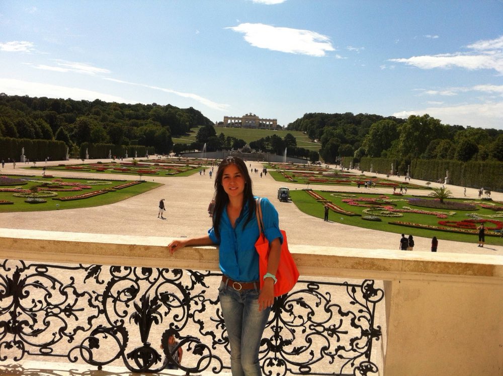 Au pair mexicana en los jardines del Palacio de Schönbrunn en Viena