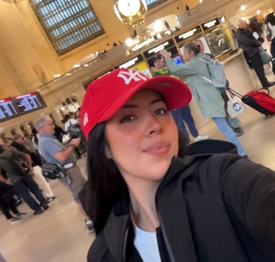 Fernanda con gorra roja de los Yankees en la estación Grand Central de Nueva York, durante su capacitación